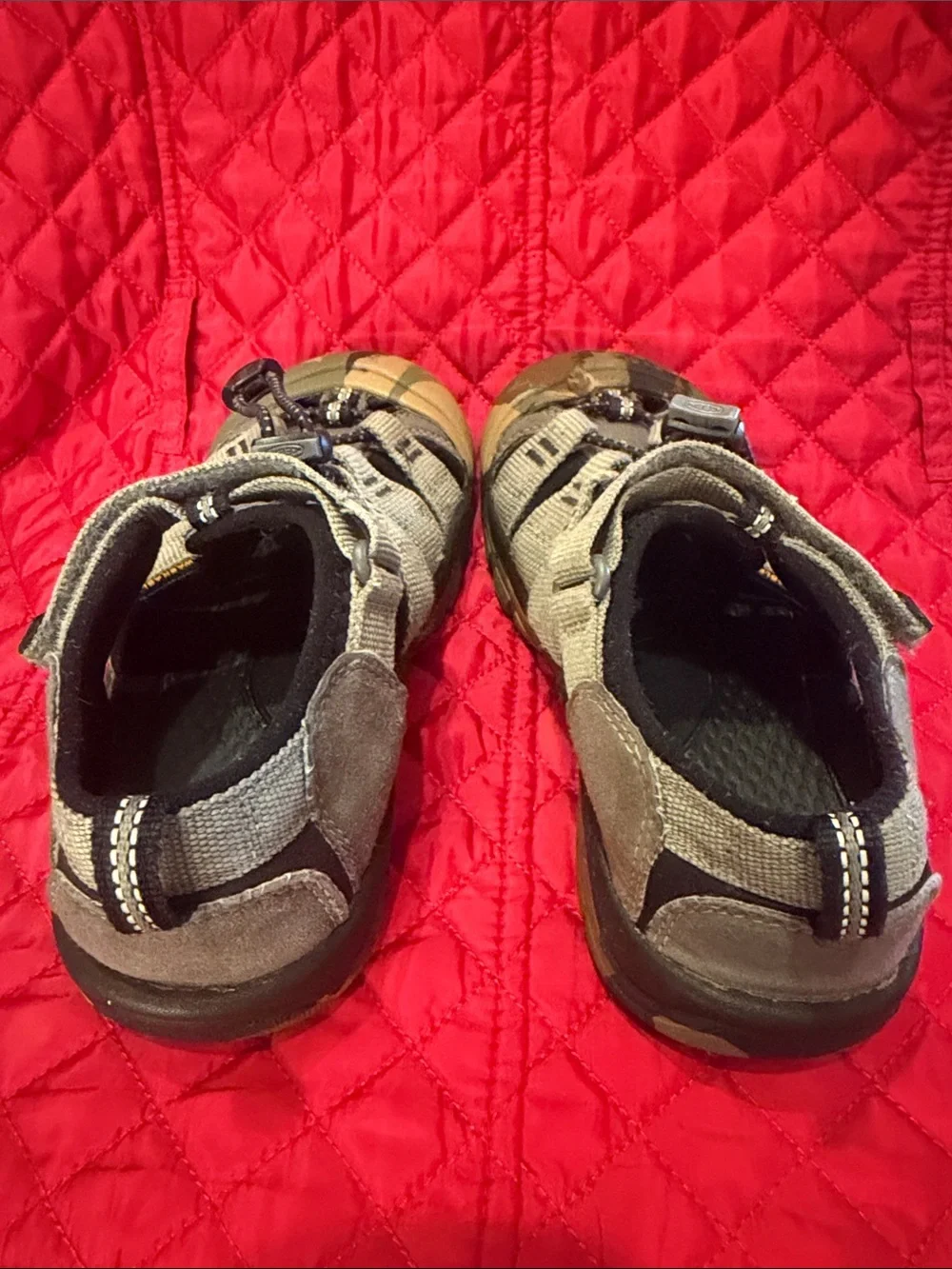 Keen Kids Camo Toe Sandals in Olive and Tan